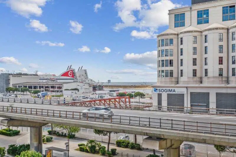 Office in Marseille for lease - Building Photo - Image 3 of 9