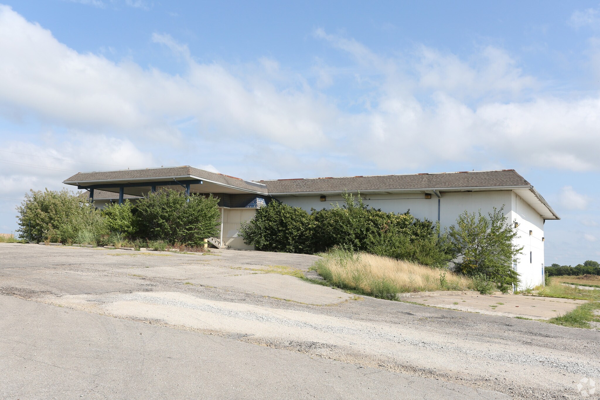 2206 E 23rd St, Lawrence, KS for sale Primary Photo- Image 1 of 1