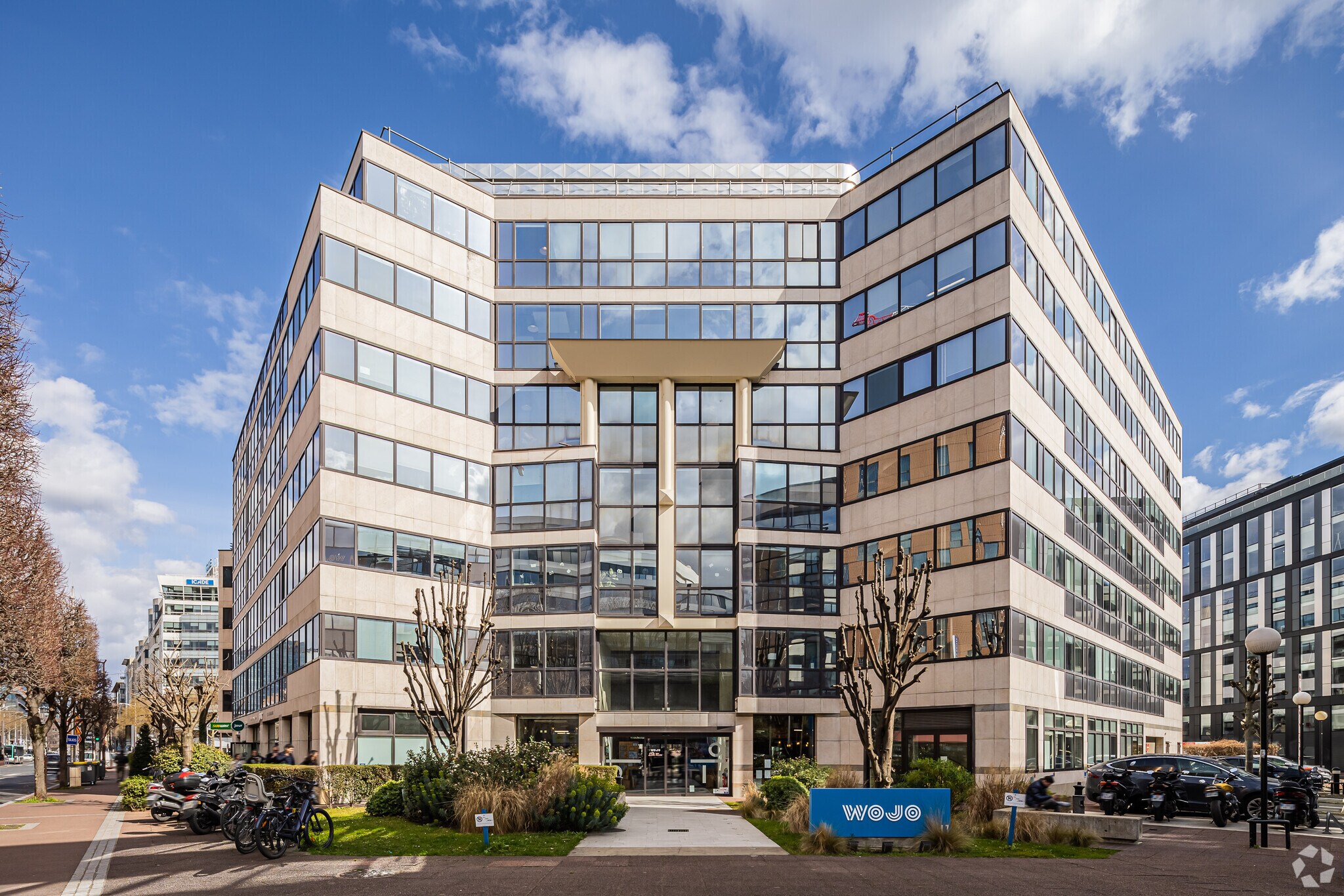 Office in Issy-les-Moulineaux for lease Primary Photo- Image 1 of 4