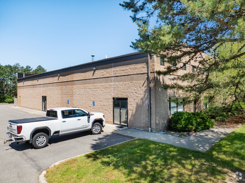 28 Sawgrass Dr, Bellport Village, NY for sale - Primary Photo - Image 1 of 1