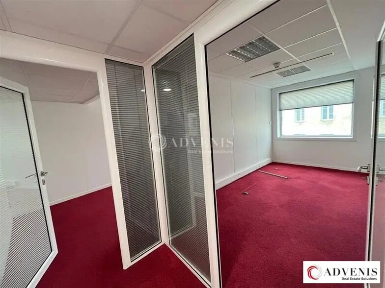 Office in Bordeaux for lease - Interior Photo - Image 2 of 12