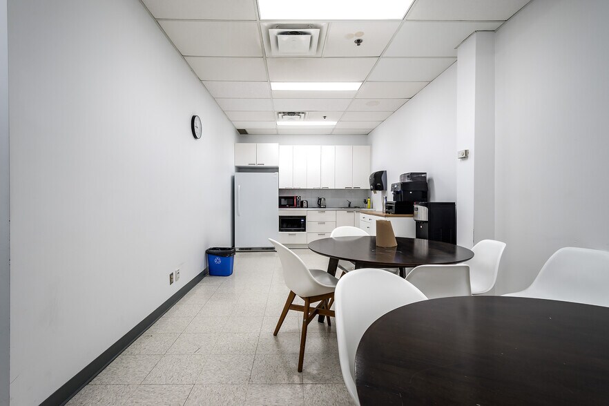 7210-7220 Rue Frederick-Banting, Saint-Laurent, QC for lease - Interior Photo - Image 2 of 12