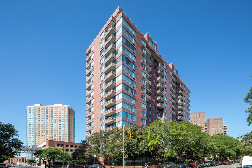 6254 97th Pl, Rego Park, NY for sale - Primary Photo - Image 1 of 1
