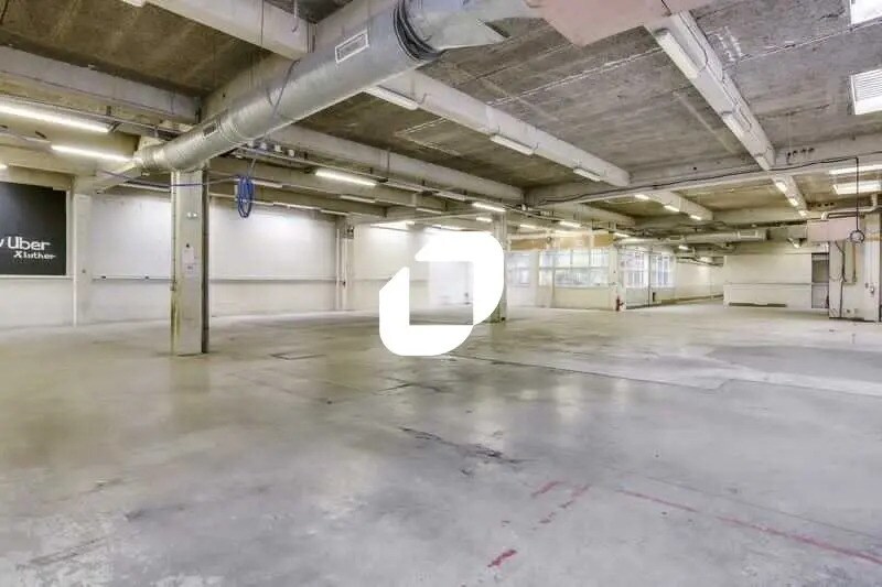 Flex in Aubervilliers for lease - Interior Photo - Image 2 of 12