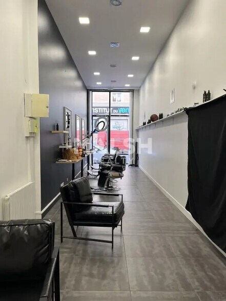 Flex in Lyon for lease - Interior Photo - Image 3 of 3
