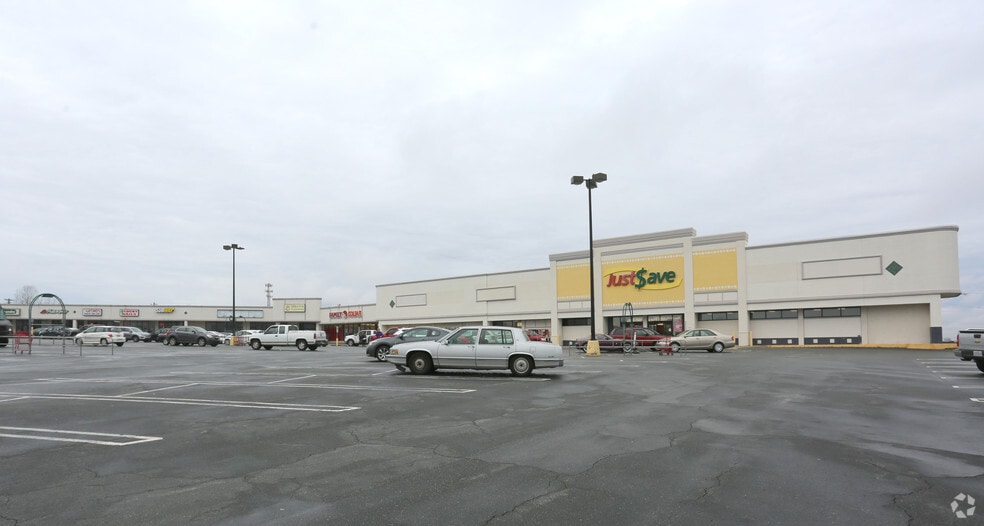 807-825 Main St, Graham, NC for lease - Primary Photo - Image 1 of 9