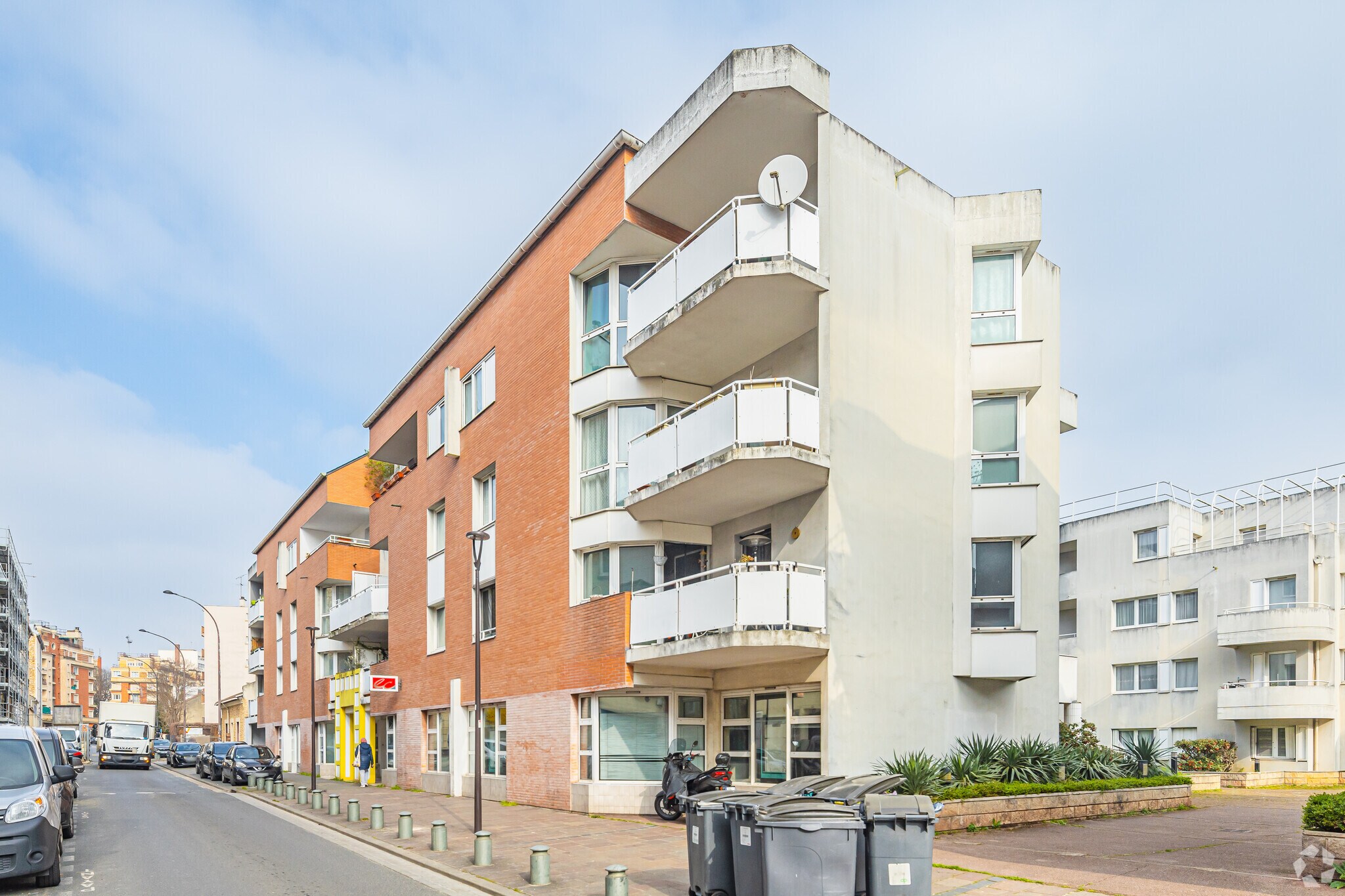 Multifamily in Ivry-sur-Seine for sale Primary Photo- Image 1 of 18