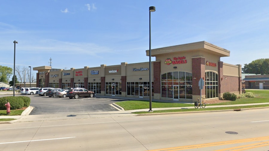 2619-2633 Calumet Dr, Sheboygan, WI for lease - Building Photo - Image 2 of 3