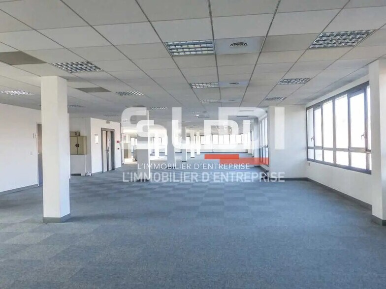 Office in Écully for lease - Interior Photo - Image 2 of 8