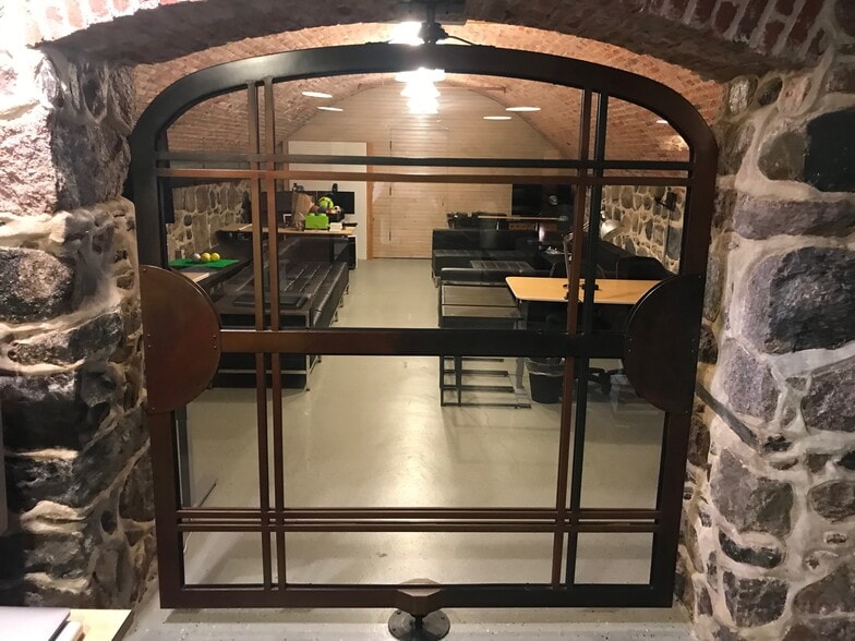 1327 Jones Dr, Ann Arbor, MI for lease - Interior Photo - Image 1 of 8