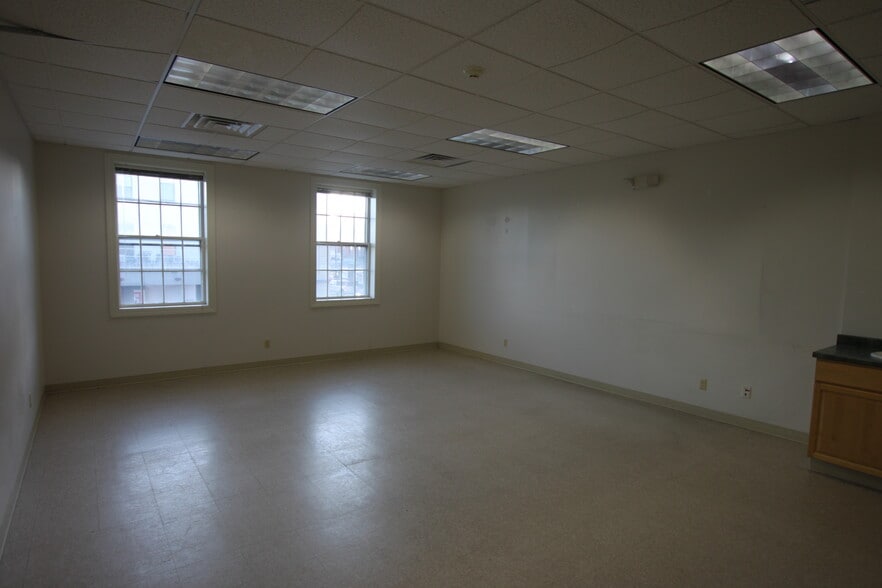29 Main St, Leominster, MA for lease - Interior Photo - Image 3 of 9