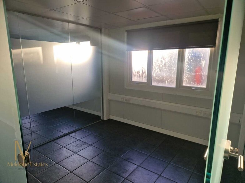 Unit R4 Offices, Northfleet Industrial Est, Lower Rd, Northfleet for lease - Building Photo - Image 3 of 5