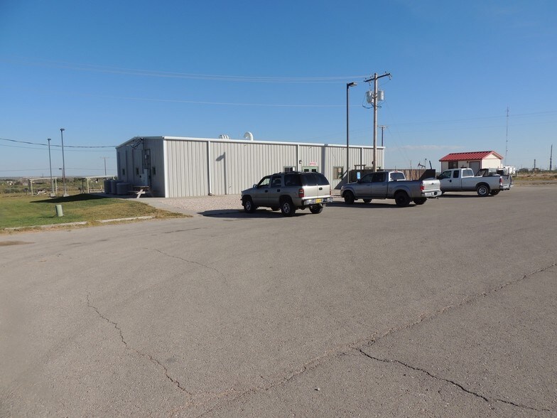 403 N 4th St, Eunice, NM 88231