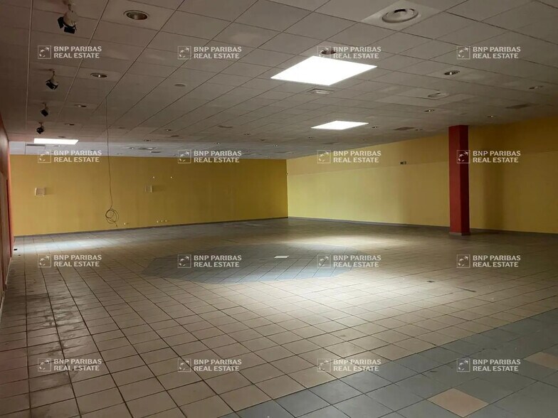 Flex in Saint-Jean-de-la-Ruelle for lease - Interior Photo - Image 2 of 7