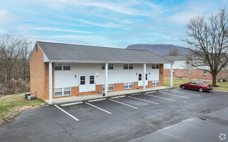 60 Birchwood Ln, Cloverdale, VA 24077