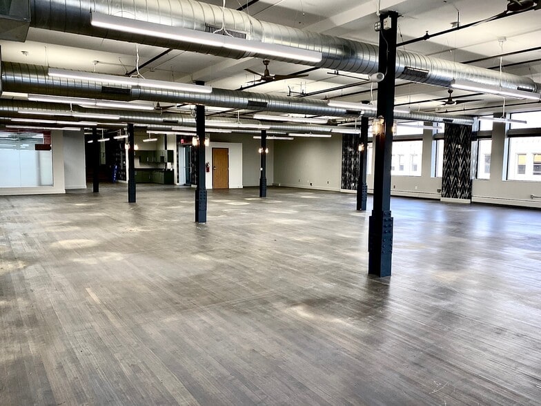 301-303 W 4th St, Royal Oak, MI for lease - Building Photo - Image 2 of 10