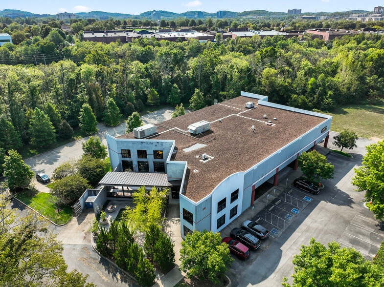 210 Gothic Ct, Franklin, TN for sale - Primary Photo - Image 1 of 4