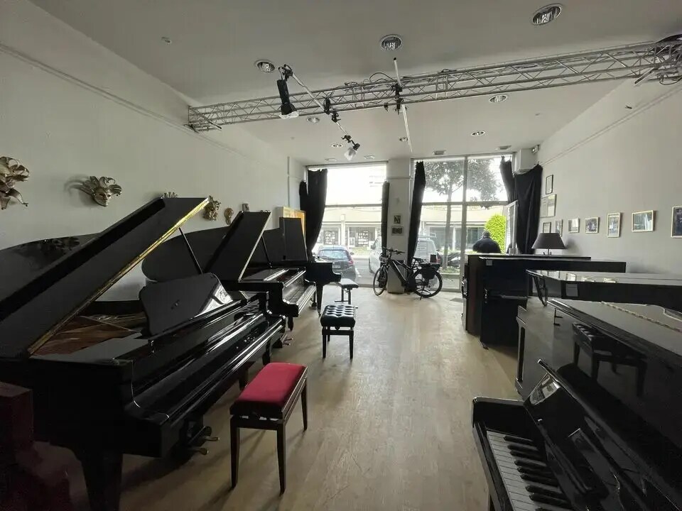 Retail in Lyon for lease Interior Photo- Image 1 of 1