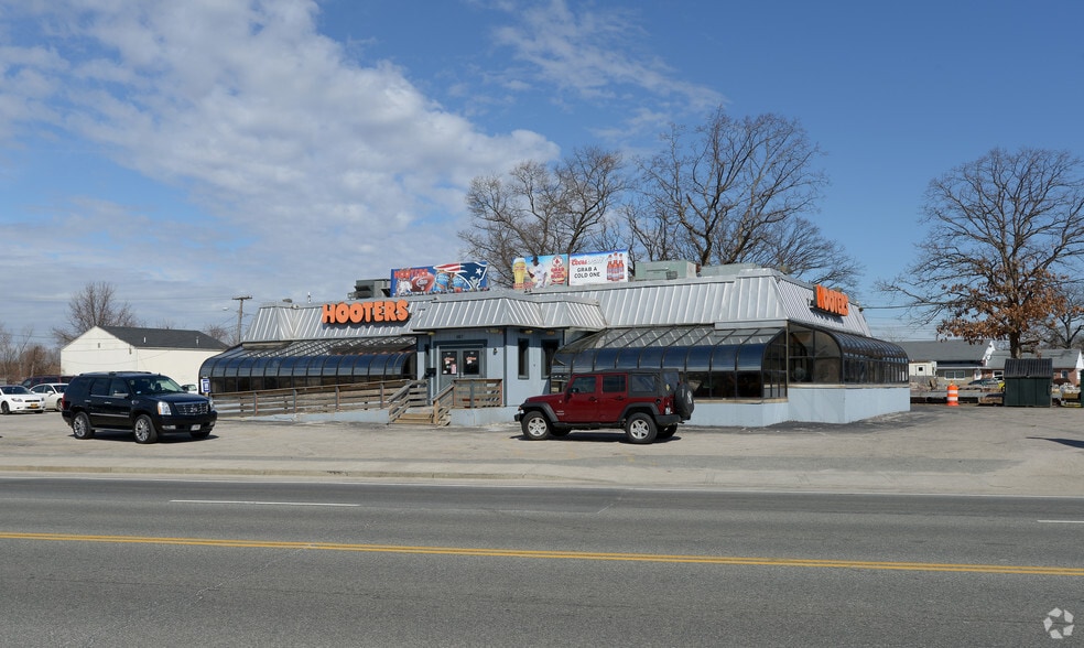 667 Airport Rd, Warwick, RI for sale - Primary Photo - Image 1 of 7