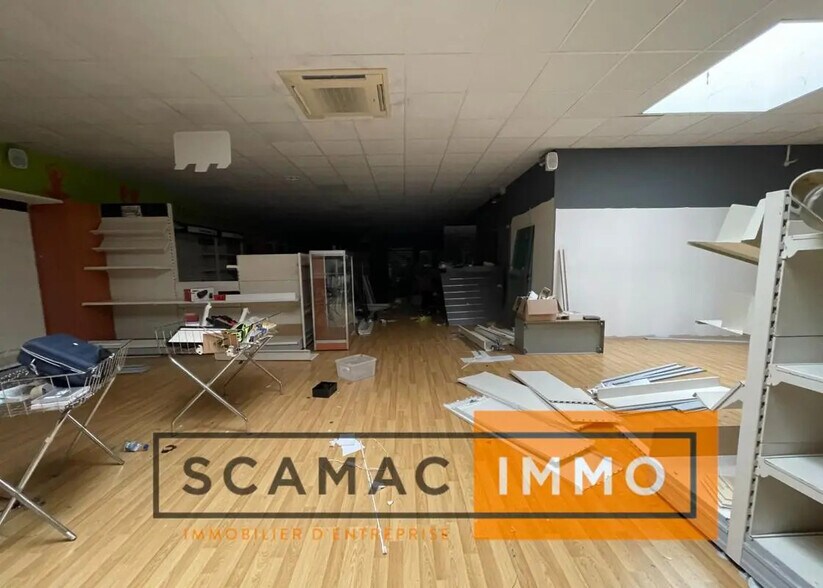 Retail in Saint-Mitre-les-Remparts for lease - Interior Photo - Image 2 of 4