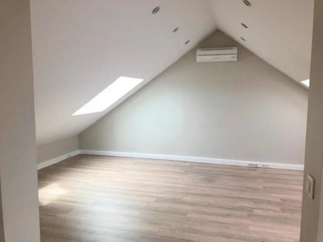 Office in Saint-Nom-la-Bretèche for lease Interior Photo- Image 1 of 5