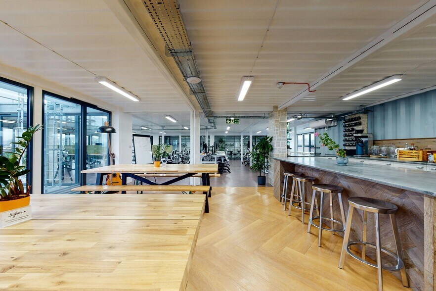 212 Regents Park Rd, London for lease - Interior Photo - Image 2 of 38