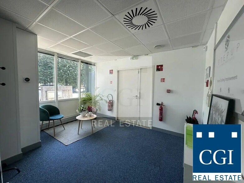 Office in Eybens for lease - Building Photo - Image 2 of 8