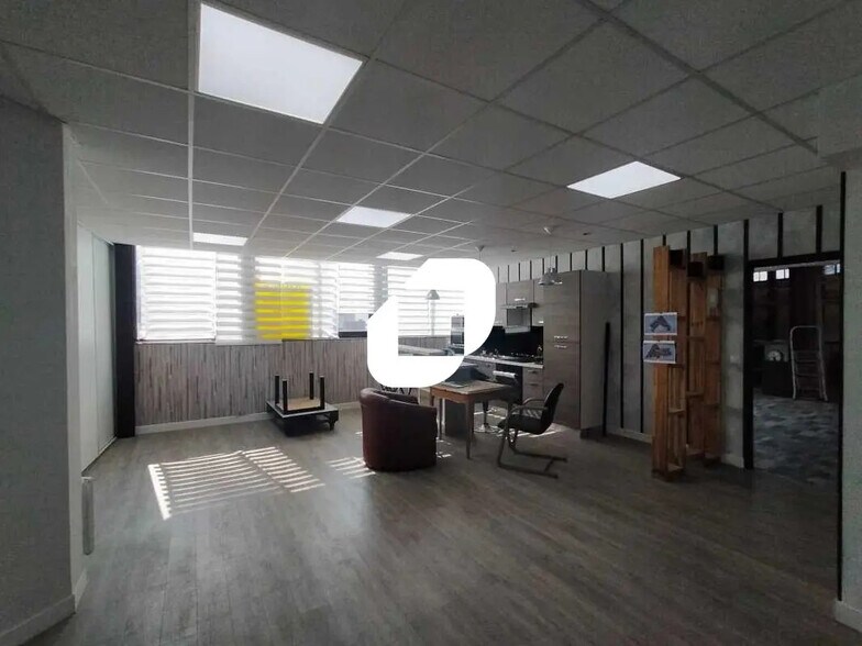 Office in Montreuil for lease - Building Photo - Image 3 of 10