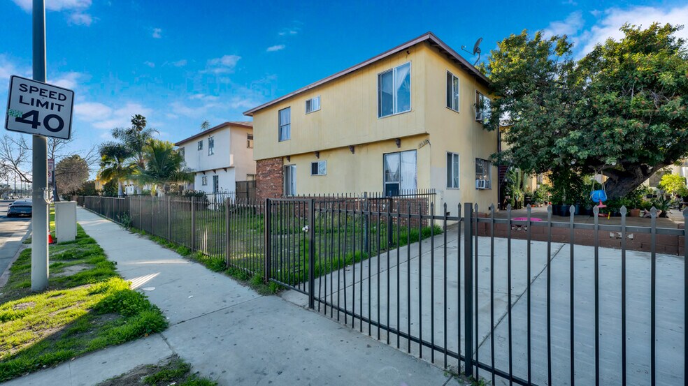 7133 Whitsett Ave, North Hollywood, CA 91605