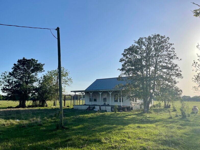 23321 Kickapoo Rd, Waller, TX 77484