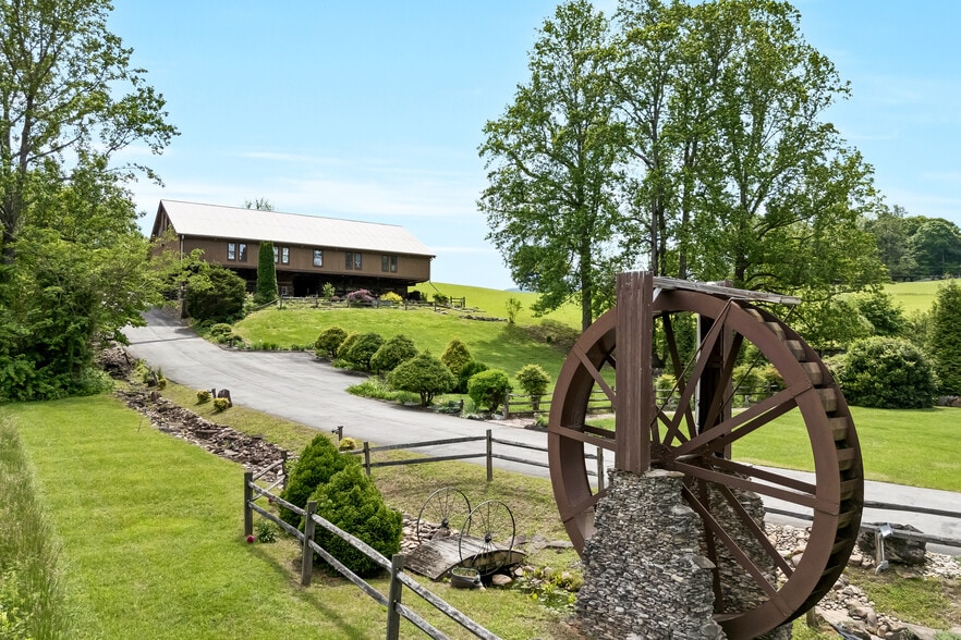 7264 E Lamar Alexander Pky, Townsend, TN for sale - Building Photo - Image 1 of 15