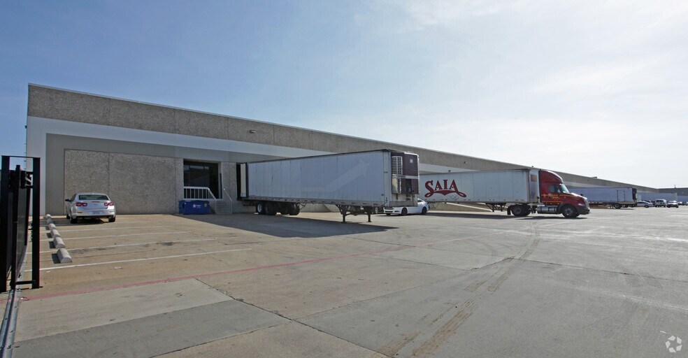 739-831 S Great Southwest Pky, Grand Prairie, TX for lease - Building Photo - Image 2 of 2