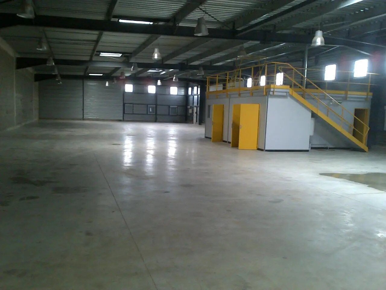 Flex in Vert-Saint-Denis for lease Building Photo- Image 1 of 3