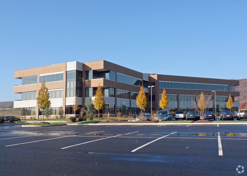 3701 Corporate Pky, Center Valley, PA for lease - Building Photo - Image 3 of 8