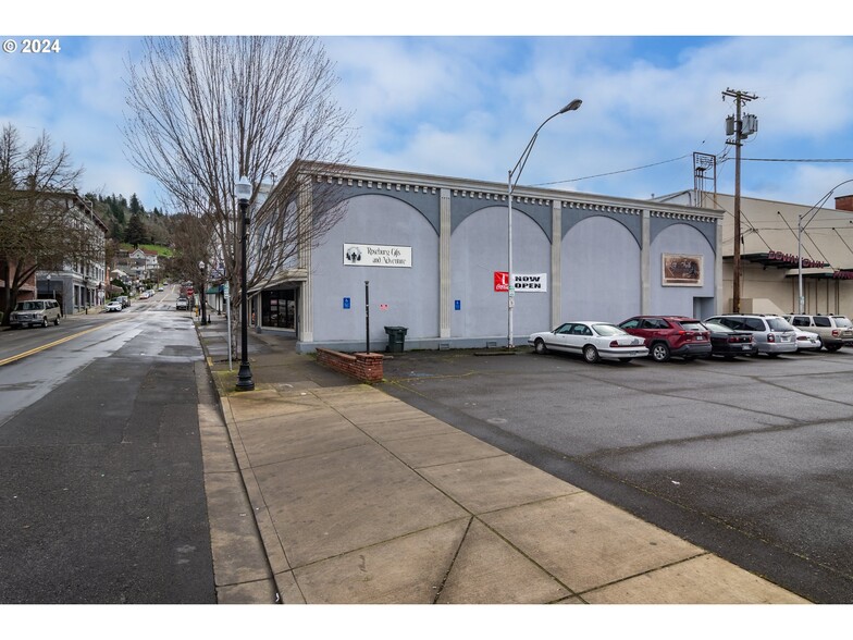 831 SE Cass Ave, Roseburg, OR for sale - Building Photo - Image 2 of 32