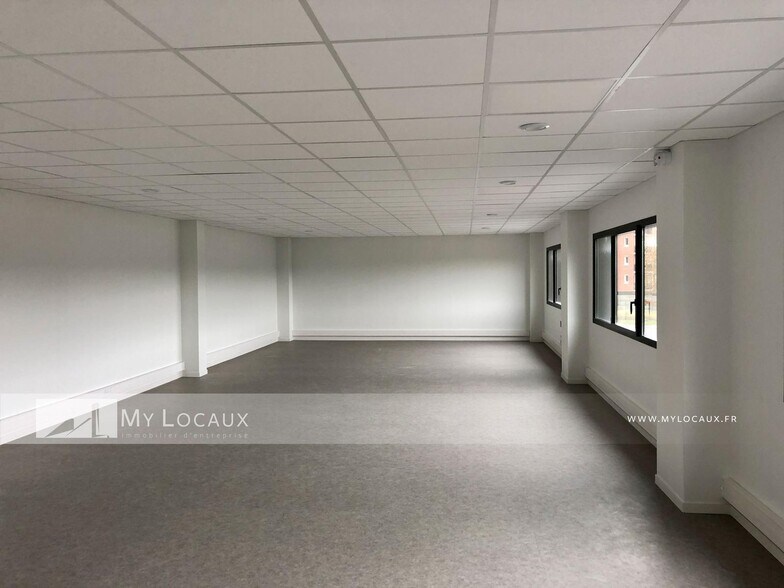 Flex in Le Thillay for lease - Interior Photo - Image 2 of 6