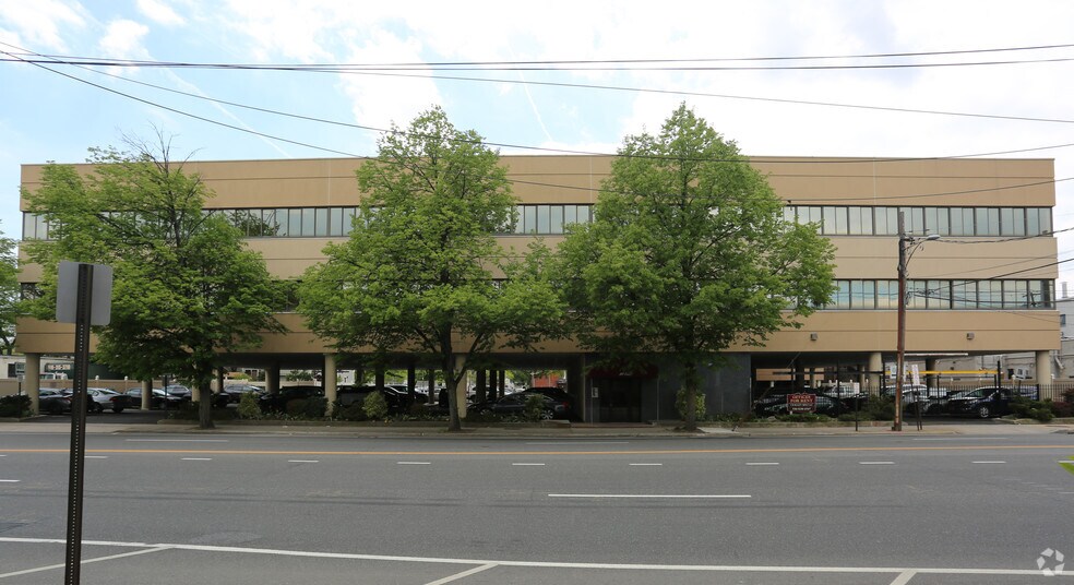 10 E Merrick Rd, Valley Stream, NY for sale - Primary Photo - Image 1 of 1