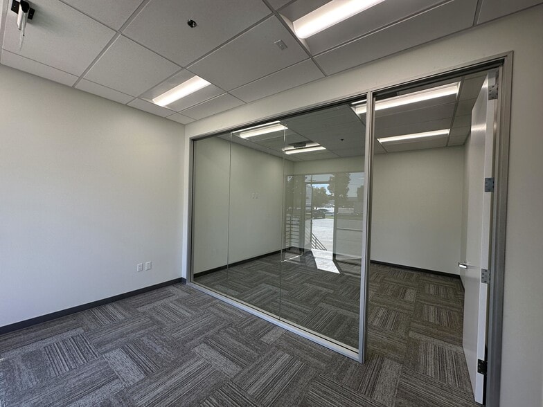 14385 Industry Cir, La Mirada, CA for lease - Building Photo - Image 3 of 3