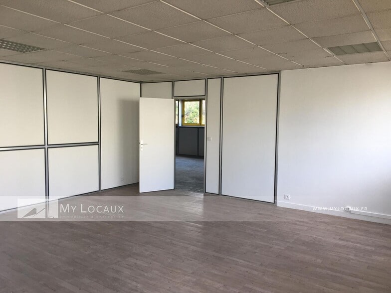 19 Avenue Albert Einstein, Le Blanc-Mesnil for lease - Interior Photo - Image 2 of 5