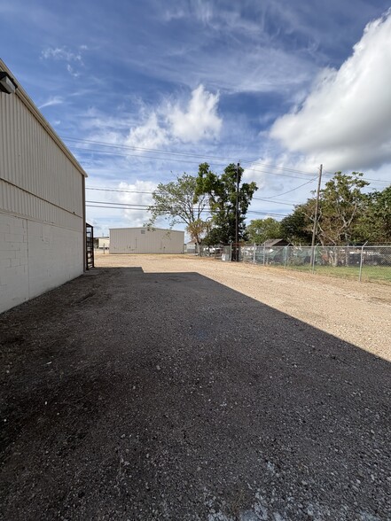 1809 Yellowstone St, Freeport, TX for lease - Building Photo - Image 2 of 9