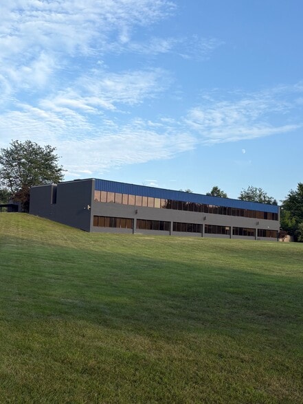 650 S Prospect Ave, Hartville, OH for lease - Building Photo - Image 1 of 18