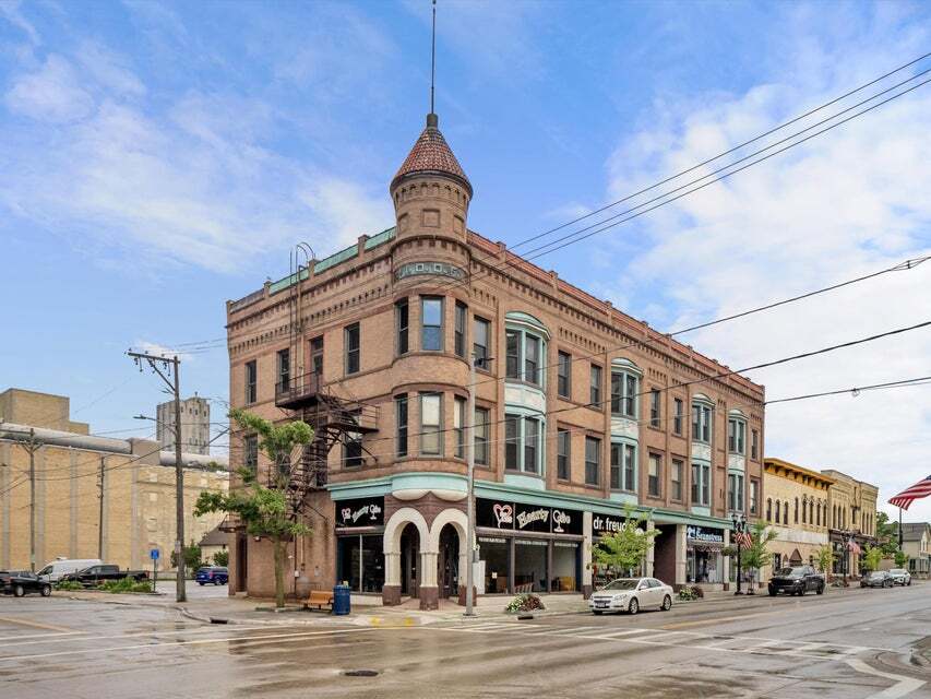 921-931 8th St, Manitowoc, WI for sale Building Photo- Image 1 of 70