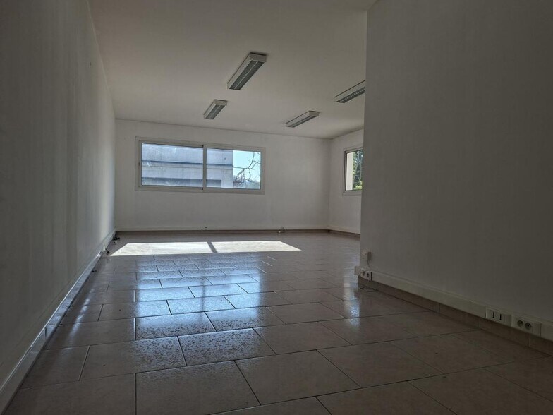 Office in Mouans Sartoux for lease - Interior Photo - Image 2 of 6