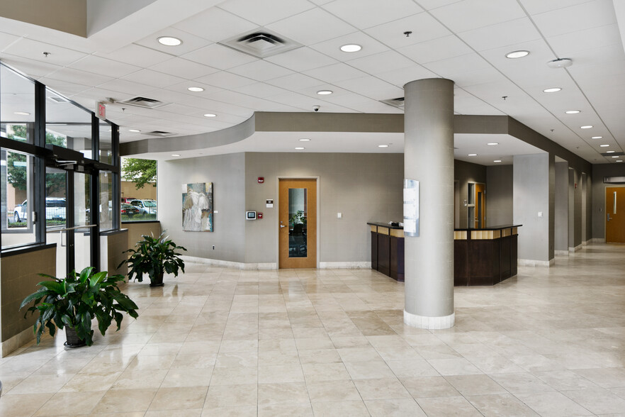 201 E Jefferson St, Louisville, KY for lease - Lobby - Image 3 of 10