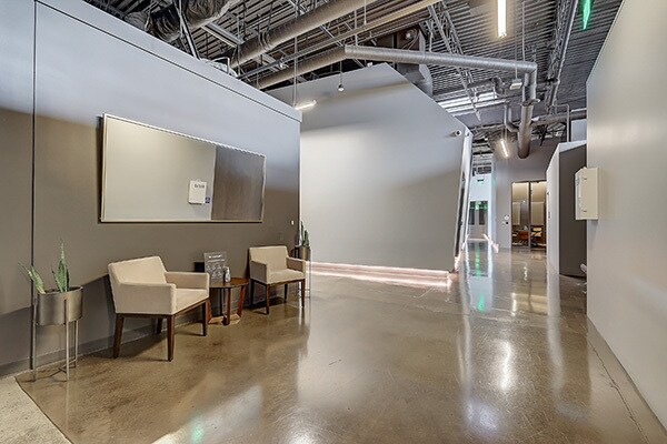 905 Lillian Way, Los Angeles, CA for lease - Interior Photo - Image 3 of 8