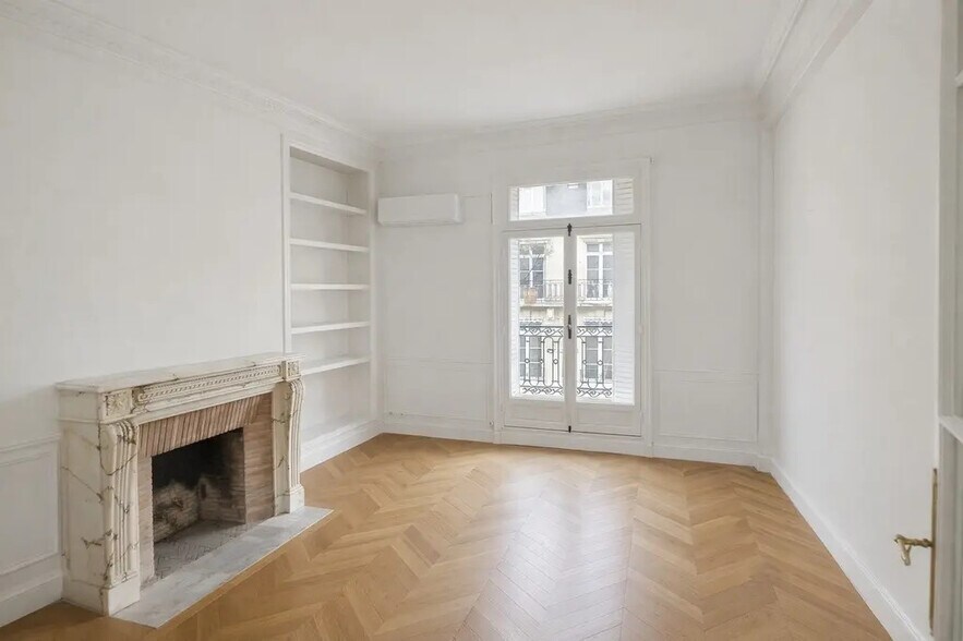 Office in Paris for lease - Interior Photo - Image 2 of 9
