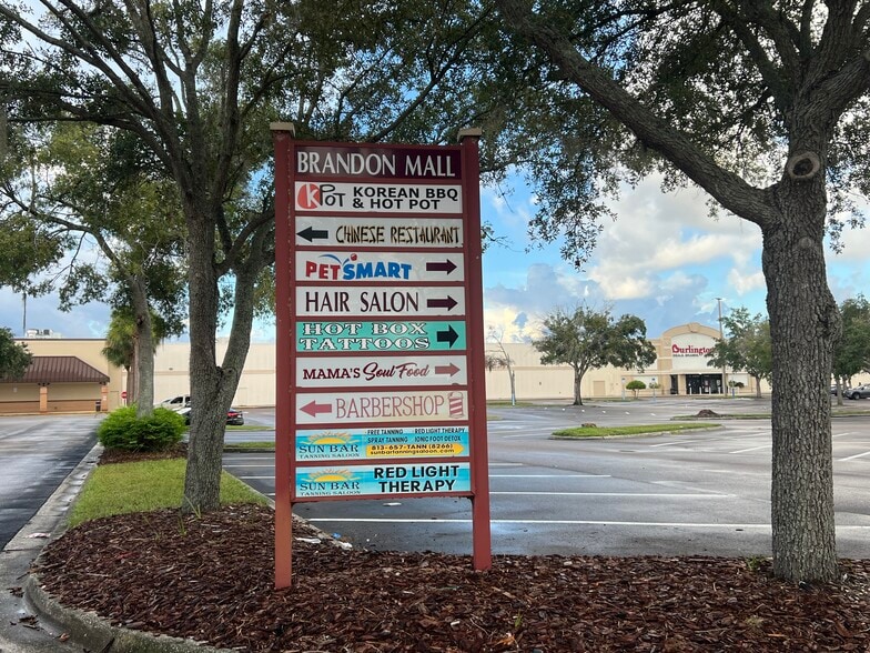 1041 W Brandon Blvd, Brandon, FL for lease - Building Photo - Image 2 of 6