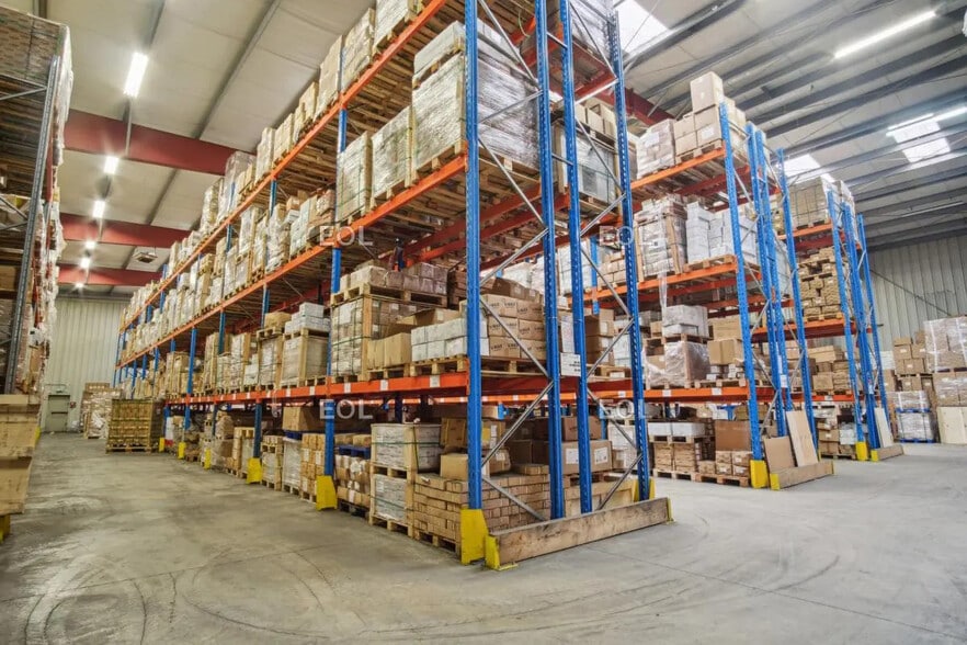 Industrial in Mormant for lease - Interior Photo - Image 1 of 11