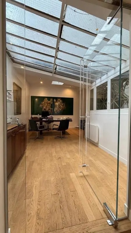 Retail in Paris for sale Interior Photo- Image 1 of 4