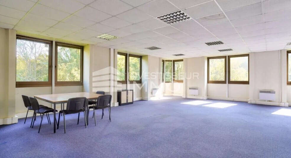 Flex in Torcy for lease - Interior Photo - Image 2 of 5